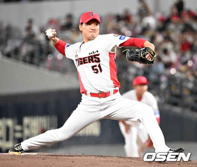 [OSEN=광주, 이대선 기자] 18일 오후 광주-기아 챔피언스필드에서 2025 신한 SOL Bank KBO리그 KIA 타이거즈와 KT 위즈의 경기가 열렸다.KIA는 윤영철, KT는 소형준을 선발 투수로 내세웠다.6회초 무사에서 KIA 전상현이 역투하고 있다. 2025.06.18 /sunday@osen.co.kr