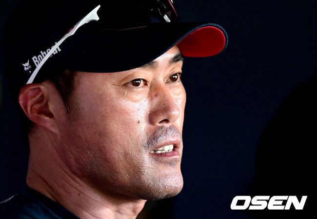 [OSEN=잠실, 최규한 기자] 8일 서울 잠실야구장에서 ‘2025 신한 SOL Bank KBO리그’ 두산 베어스와 롯데 자이언츠의 경기가 열린다.홈팀 두산은 곽빈, 방문팀 롯데는 알렉 감보아가 선발로 나선다.경기를 앞두고 두산 조성환 감독대행이 취재진과 대화를 나누고 있다. 2025.06.08 / dreamer@osen.co.kr