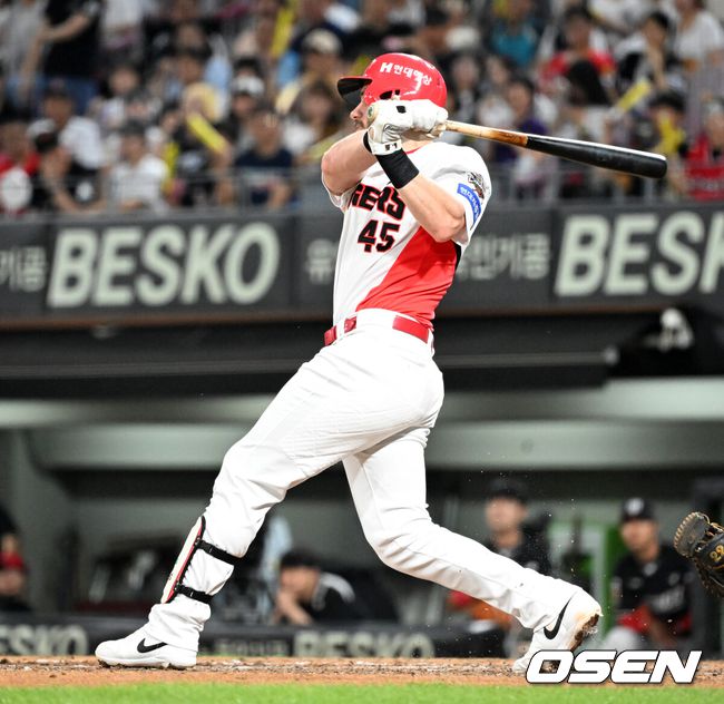 [OSEN=광주, 이대선 기자] 18일 오후 광주-기아 챔피언스필드에서 2025 신한 SOL Bank KBO리그 KIA 타이거즈와 KT 위즈의 경기가 열렸다.KIA는 윤영철, KT는 소형준을 선발 투수로 내세웠다.5회말 2사 1,3루에서 KIA 위즈덤이 우중간 적시 2루타를 치고 있다. 2025.06.18 /sunday@osen.co.kr