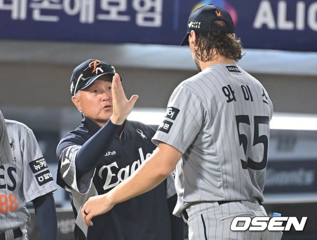 [OSEN=부산, 이석우 기자] 17일 부산 사직야구장에서 2025 신한 SOL 뱅크 KBO 리그 롯데 자이언츠와 한화 이글스의 경기가 열렸다. 홈팀 롯데는 데이비슨이, 방문팀 한화는 와이스가 선발 출전했다.한화 이글스 김경문 감독이 롯데 자이언츠에 6-0으로 승리한 후 와이스와 하이파이브를 하고 있다. 2025.06.17 / foto0307@osen.co.kr
