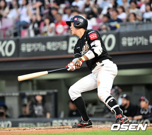 [OSEN=광주, 이대선 기자] 18일 오후 광주-기아 챔피언스필드에서 2025 신한 SOL Bank KBO리그 KIA 타이거즈와 KT 위즈의 경기가 열렸다.KIA는 윤영철, KT는 소형준을 선발 투수로 내세웠다.4회초 1사 2,3루에서 KT 허경민이 중월 적시타를 치고 있다. 2025.06.18 /sunday@osen.co.kr