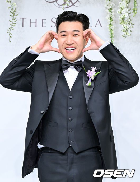 [OSEN=박준형 기자] 가수 김종민은 20일 서울 중구 장충동 신라호텔 영빈관에서 11살 연하 예비 신부와 결혼식을 올린다.예비 신부가 비연예인인 만큼 혼자 포토월에 서는 김종민은 간단한 인터뷰에 응하며 간단한 소감을 전했다. 김종민이 포즈를 취하고 있다.   2025.04.20 / soul1014@osen.co.kr