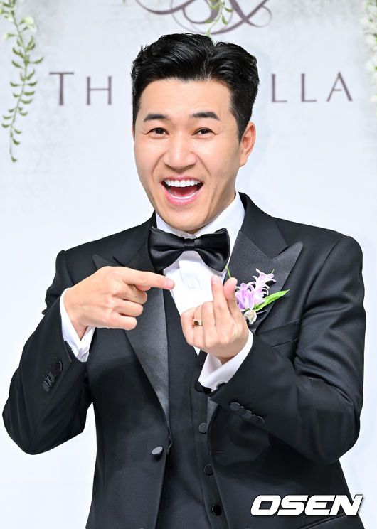 [OSEN=박준형 기자] 가수 김종민은 20일 서울 중구 장충동 신라호텔 영빈관에서 11살 연하 예비 신부와 결혼식을 올린다.예비 신부가 비연예인인 만큼 혼자 포토월에 서는 김종민은 간단한 인터뷰에 응하며 간단한 소감을 전했다. 김종민이 포즈를 취하고 있다.   2025.04.20 / soul1014@osen.co.kr