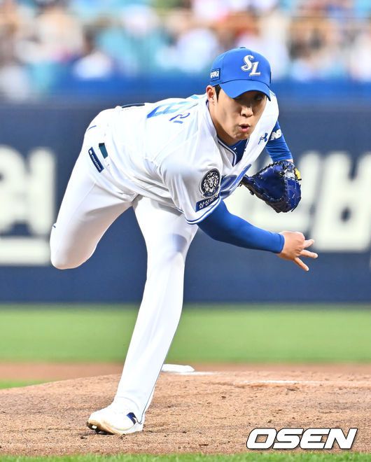 [OSEN=대구, 이석우 기자] 4일 대구삼성라이온즈파크에서 2025 신한 SOL 뱅크 KBO 리그 삼성 라이온즈와 한화 이글스의 경기가 열렸다. 홈팀 삼성은 원태인이, 방문팀 한화는 와이스가 선발 출전했다. 삼성 라이온즈 선발 투수 원태인이 역투하고 있다. 2025.04.04 / foto0307@osen.co.kr