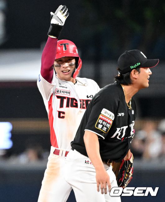 [OSEN=광주, 이대선 기자] 18일 오후 광주-기아 챔피언스필드에서 2025 신한 SOL Bank KBO리그 KIA 타이거즈와 KT 위즈의 경기가 열렸다.KIA는 윤영철, KT는 소형준을 선발 투수로 내세웠다.5회말 1사 2,3루에서 KIA 박찬호가 좌전 2타점 적시 2루타를 치고 환호하고 있다. 2025.06.18 /sunday@osen.co.kr