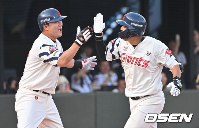 [OSEN=부산, 이석우 기자] 18일 부산 사직야구장에서 2025 신한 SOL 뱅크 KBO 리그 롯데 자이언츠와 한화 이글스의 경기가 열렸다. 홈팀 롯데는 홍민기가, 방문팀 한화는 엄상백이 선발 출전했다.롯데 자이언츠 박재엽이 2회말 2사 1,2루 좌월 3점 홈런을 치고 하이파이브를 하고 있다. 2025.06.18 / foto0307@osen.co.kr