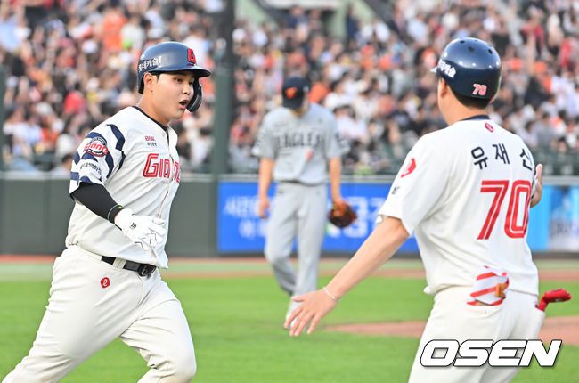 [OSEN=부산, 이석우 기자] 18일 부산 사직야구장에서 2025 신한 SOL 뱅크 KBO 리그 롯데 자이언츠와 한화 이글스의 경기가 열렸다. 홈팀 롯데는 홍민기가, 방문팀 한화는 엄상백이 선발 출전했다.롯데 자이언츠 박재엽이 2회말 2사 1,2루 좌월 3점 홈런을 치고 하이파이브를 하고 있다. 2025.06.18 / foto0307@osen.co.kr