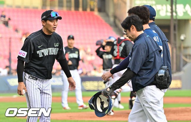 박건우 상태 먼저 살피는 LG 김광삼 투수 코치