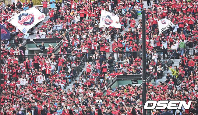 [OSEN=부산, 이석우 기자] 6일 부산 사직야구장에서 2025 신한 SOL 뱅크 KBO 리그 롯데 자이언츠와 두산 베어스의 경기가 열렸다. 홈팀 롯데는 데이비슨이, 방문팀 두산은 김유성이 선발로 출전했다.동백데이 맞이한 사직에 시즌 4번째 매진을 달성한 팬들이 붉은 유니폼을 입고 응원을 하고 있다. 2025.04.06 /