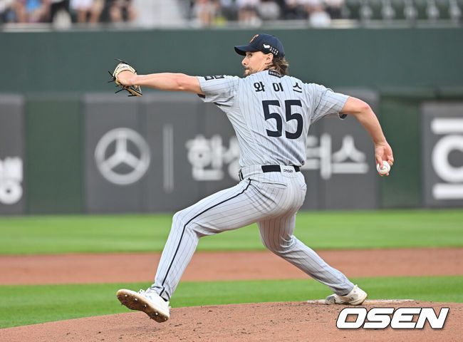 [OSEN=부산, 이석우 기자] 17일 부산 사직야구장에서 2025 신한 SOL 뱅크 KBO 리그 롯데 자이언츠와 한화 이글스의 경기가 열렸다. 홈팀 롯데는 데이비슨이, 방문팀 한화는 와이스가 선발 출전했다.한화 이글스 선발 투수 와이스가 역투하고 있다. 2025.06.17 / foto0307@osen.co.kr