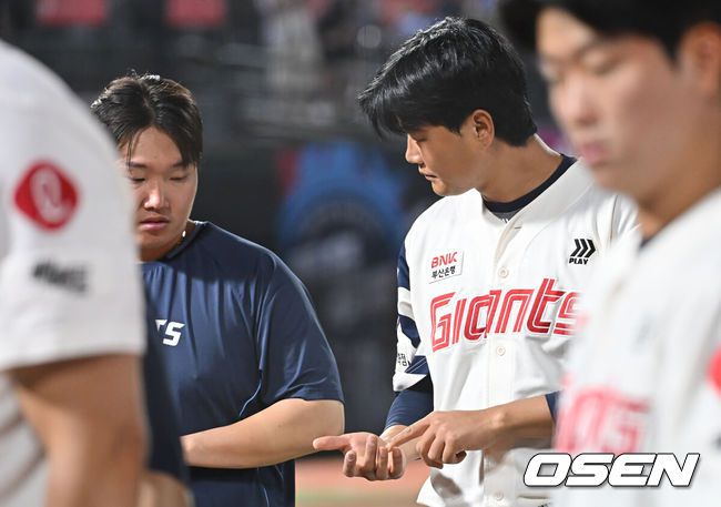 [OSEN=부산, 이석우 기자] 17일 부산 사직야구장에서 2025 신한 SOL 뱅크 KBO 리그 롯데 자이언츠와 한화 이글스의 경기가 열렸다. 홈팀 롯데는 데이비슨이, 방문팀 한화는 와이스가 선발 출전했다.롯데 자이언츠 손호영이 경기를 마친 후 정보근과 손을 가리키며 얘기하고 있다. 2025.06.17 / foto0307@osen.co.kr