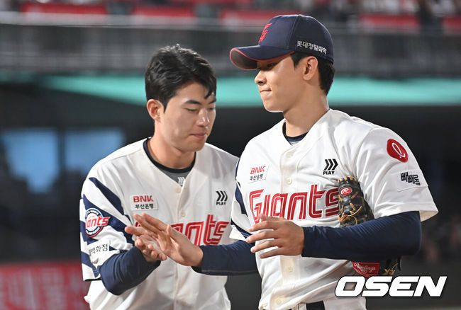 [OSEN=부산, 이석우 기자] 18일 부산 사직야구장에서 2025 신한 SOL 뱅크 KBO 리그 롯데 자이언츠와 한화 이글스의 경기가 열렸다. 홈팀 롯데는 홍민기가, 방문팀 한화는 엄상백이 선발 출전했다.롯데 자이언츠 선발 투수 홍민기가 5회초 교체되고 있다. 2025.06.18 / foto0307@osen.co.kr