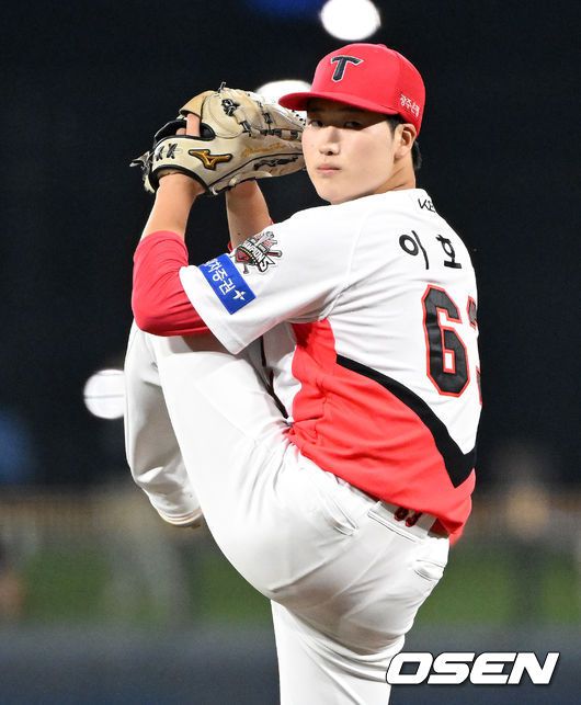 야수진 사이로 절묘하게 떨어진 안현민의 타구