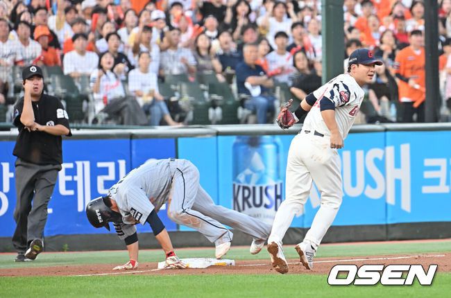 [OSEN=부산, 이석우 기자] 19일 부산 사직야구장에서 2025 신한 SOL 뱅크 KBO 리그 롯데 자이언츠와 한화 이글스의 경기가 열렸다. 홈팀 롯데는 나균안이, 방문팀 한화는 황준서가 선발 출전했다.롯데 자이언츠 김민성이 3회초 1사 1,2루 한화 이글스 안치홍의 안타성 타구를 잡아 유로결을 터치 아웃시키고 있다. 2025.06.19 / foto0307@osen.co.kr