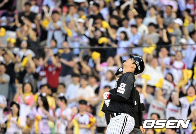 [OSEN=잠실, 지형준 기자] 19일 오후 서울 잠실구장에서 ‘2025 신한 SOL Bank KBO리그’ LG 트윈스와 NC 다이노스의 경기가 열렸다.LG는 최채흥, NC는 신민혁을 선발로 내세웠다. 4회말 2사에서 LG 문보경이 중전 안타를 날리며 팬들의 환호를 받고 있다. 2025.06.19 /jpnews@osen.co.kr