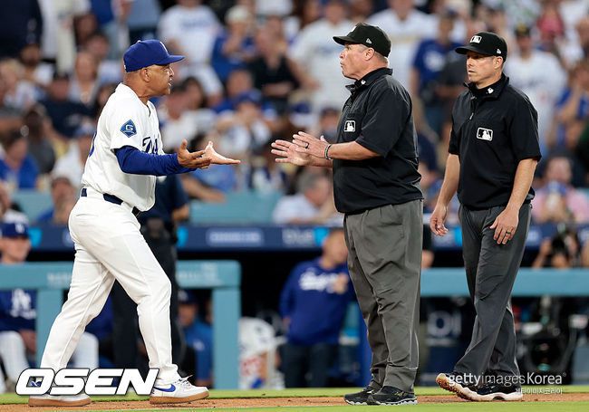 [사진] LA 다저스 데이브 로버츠 감독이 심판에게 항의하고 있다. ⓒGettyimages(무단전재 및 재배포 금지)