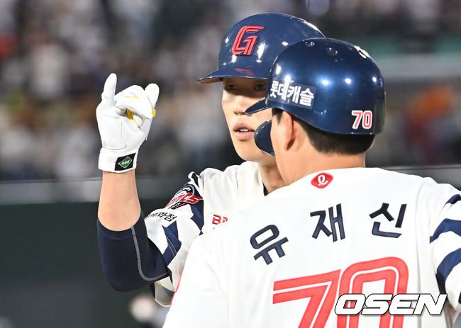 [OSEN=부산, 이석우 기자] 19일 부산 사직야구장에서 2025 신한 SOL 뱅크 KBO 리그 롯데 자이언츠와 한화 이글스의 경기가 열렸다. 홈팀 롯데는 나균안이, 방문팀 한화는 황준서가 선발 출전했다.롯데 자이언츠 전민재가 5회말 무사 좌익수 앞 안타를 치고 세리머니를 하고 있다. 2025.06.19 / foto0307@osen.co.kr