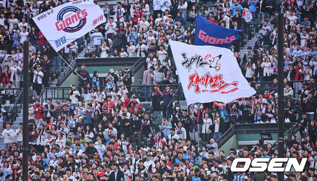 [OSEN=부산, 이석우 기자] 9일 부산 사직야구장에서 2025 신한 SOL 뱅크 KBO 리그 롯데 자이언츠와 KIA 타이거즈의 경기가 열렸다. 홈팀 롯데는 나균안이, 방문팀 KIA는 네일이 선발로 출전했다.롯데 자이언츠 팬들이 응원을 하고 있다. 2025.04.09 / foto0307@osen.co.kr