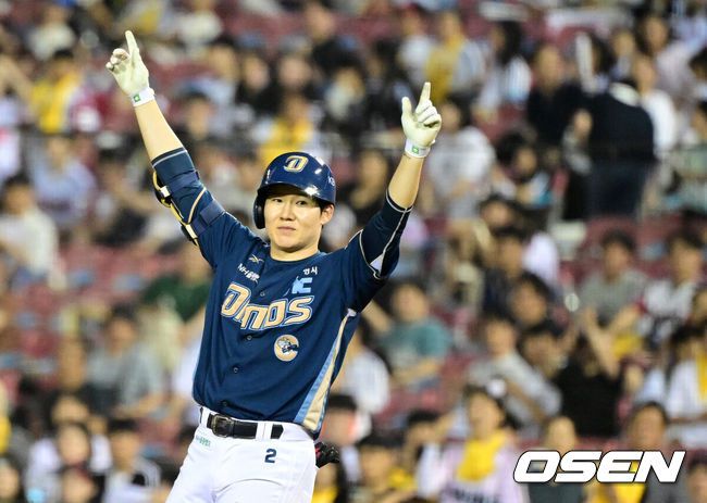 [OSEN=잠실, 지형준 기자] 19일 오후 서울 잠실구장에서 ‘2025 신한 SOL Bank KBO리그’ LG 트윈스와 NC 다이노스의 경기가 열렸다.LG는 최채흥, NC는 신민혁을 선발로 내세웠다. 7회초 2사 만루에서 NC 박민우가 2타점 우전 적시타를 날리며 기뻐하고 있다. 2025.06.19 /jpnews@osen.co.kr