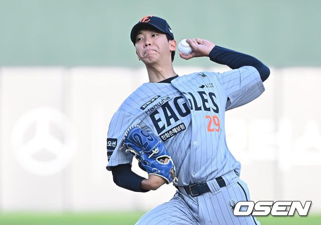[OSEN=부산, 이석우 기자] 19일 부산 사직야구장에서 2025 신한 SOL 뱅크 KBO 리그 롯데 자이언츠와 한화 이글스의 경기가 열렸다. 홈팀 롯데는 나균안이, 방문팀 한화는 황준서가 선발 출전했다.한화 이글스 선발 투수 황준서가 역투하고 있다. 2025.06.19 / foto0307@osen.co.kr