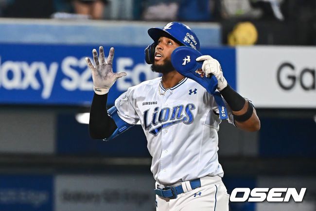 [OSEN=대구, 이석우 기자] 27일 대구삼성라이온즈파크에서 2025 신한 SOL 뱅크 KBO 리그 삼성 라이온즈와 롯데 자이언츠의 경기가 열렸다. 홈팀 삼성은 후라도가, 방문팀 롯데는 감보아가 선발 출전했다. 삼성 라이온즈 디아즈가 7회말 1사 1루 우월 2점 홈런을 치고 세리머니를 하고 있다. 2025.05.27 / foto0307@osen.co.kr