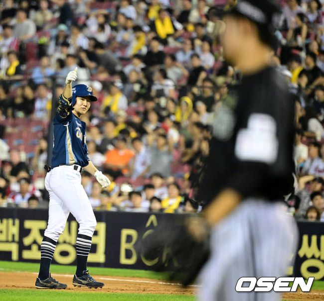 [OSEN=잠실, 지형준 기자] 19일 오후 서울 잠실구장에서 ‘2025 신한 SOL Bank KBO리그’ LG 트윈스와 NC 다이노스의 경기가 열렸다.LG는 최채흥, NC는 신민혁을 선발로 내세웠다. 7회초 2사 만루에서 NC 박민우가 2타점 우전 적시타를 날리며 기뻐하고 있다. 2025.06.19 /jpnews@osen.co.kr