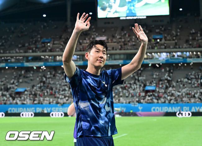 [OSEN=서울월드컵경기장, 김성락 기자]서울에서 펼쳐진 국가대표 맞대결의 승자는 김민재(28, 바이에른 뮌헨)이었다. 바이에른 뮌헨이 '캡틴' 손흥민(32, 토트넘 홋스퍼)을 잘 막아내면서 6만 관중 앞에서 승리를 신고했다.바이에른 뮌헨은3일 오후 8시 서울월드컵경기장에서 열린 2024 쿠팡플레이 시리즈 2경기에서토트넘 홋스퍼를 상대로 2-1 승리를 거뒀다.경기 종료 후 토트넘 손흥민이 관중에게 인사를 하고 있다. 2024.08.03 / ksl0919@osen.co.kr