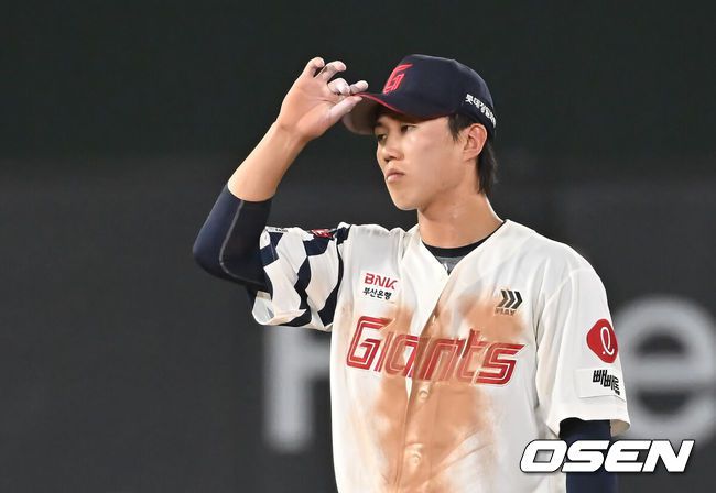 [OSEN=부산, 이석우 기자] 19일 부산 사직야구장에서 2025 신한 SOL 뱅크 KBO 리그 롯데 자이언츠와 한화 이글스의 경기가 열렸다. 홈팀 롯데는 나균안이, 방문팀 한화는 황준서가 선발 출전했다.롯데 자이언츠 전민재가 8회초 무사 1,2루 한화 이글스 노시환의 유격수 앞 땅볼때 실책을 하고 아쉬워하고 있다. 2025.06.19 / foto0307@osen.co.kr