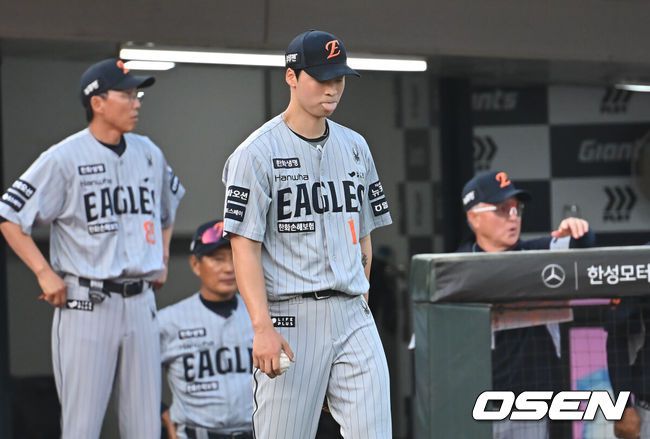 [OSEN=부산, 이석우 기자] 18일 부산 사직야구장에서 2025 신한 SOL 뱅크 KBO 리그 롯데 자이언츠와 한화 이글스의 경기가 열렸다. 홈팀 롯데는 홍민기가, 방문팀 한화는 엄상백이 선발 출전했다.한화 이글스 엄상백이 2회말 2사 1루 롯데 자이언츠 김동혁의 우익수 오른쪽 2루타때 내야진의 실책으로 실점하고 아쉬워하고 있다. 2025.06.18 / foto0307@osen.co.kr