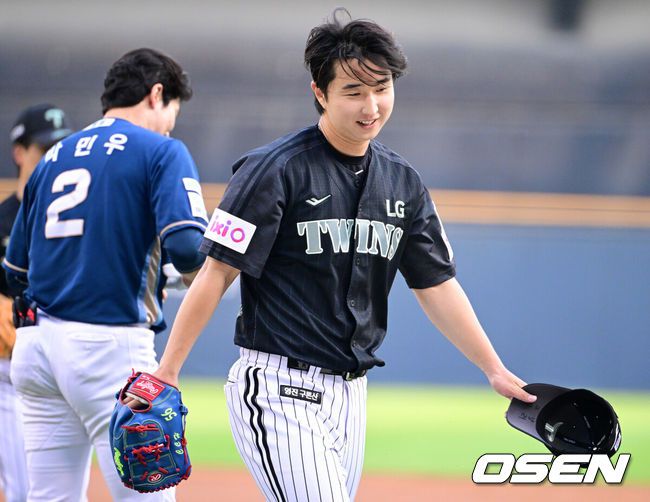 [OSEN=잠실, 지형준 기자] 19일 오후 서울 잠실구장에서 ‘2025 신한 SOL Bank KBO리그’ LG 트윈스와 NC 다이노스의 경기가 열렸다.LG는 최채흥, NC는 신민혁을 선발로 내세웠다. 1회초 LG 최채흥이 수비를 마치며 미소짓고 있다. 2025.06.19 /jpnews@osen.co.kr