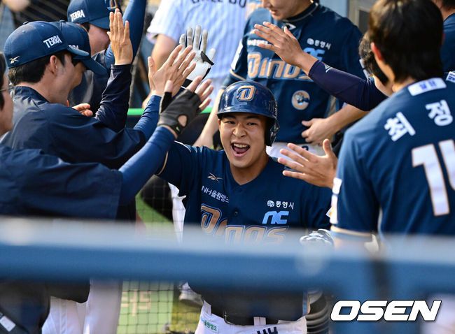 [OSEN=잠실, 지형준 기자] 19일 오후 서울 잠실구장에서 ‘2025 신한 SOL Bank KBO리그’ LG 트윈스와 NC 다이노스의 경기가 열렸다.LG는 최채흥, NC는 신민혁을 선발로 내세웠다. 5회초 2사에서 NC 김휘집이 선제 좌월 솔로포를 날리며 기뻐하고 있다. 2025.06.19 /jpnews@osen.co.kr