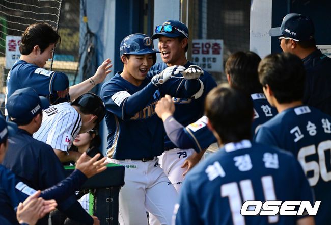 [OSEN=잠실, 지형준 기자] 19일 오후 서울 잠실구장에서 ‘2025 신한 SOL Bank KBO리그’ LG 트윈스와 NC 다이노스의 경기가 열렸다.LG는 최채흥, NC는 신민혁을 선발로 내세웠다. 5회초 2사에서 NC 김휘집이 선제 좌월 솔로포를 날리며 기뻐하고 있다. 2025.06.19 /jpnews@osen.co.kr
