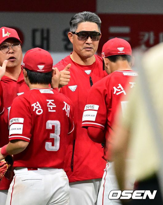 [OSEN=고척, 조은정 기자]프로야구 SSG 랜더스가 홈런 3방으로 연장 혈투에서 짜릿한 역전승을 거뒀다.SSG는19일 서울 고척스카이돔에서 열린 ‘2025 신한은행 SOL Bank KBO리그’ 키움 히어로즈와의 경기에서 4-2로 승리했다. 이날 승리로 SSG는 주중 3연전 위닝시리즈를 챙겼다.SSG 이숭용 감독이 석정우와 승리를 기뻐하고 있다. 2025.06.19 /cej@osen.co.kr