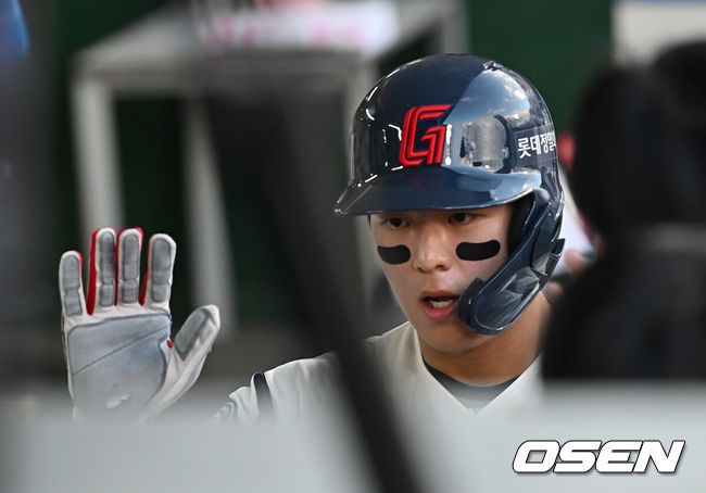 [OSEN=부산, 이석우 기자] 19일 부산 사직야구장에서 2025 신한 SOL 뱅크 KBO 리그 롯데 자이언츠와 한화 이글스의 경기가 열렸다. 홈팀 롯데는 나균안이, 방문팀 한화는 황준서가 선발 출전했다.롯데 자이언츠 한태양이 2회말 2사 2루 전민재의 좌익수 앞 1타점 안타때 득점을 올리고 하이파이브를 하고 있다. 2025.06.19 / foto0307@osen.co.kr