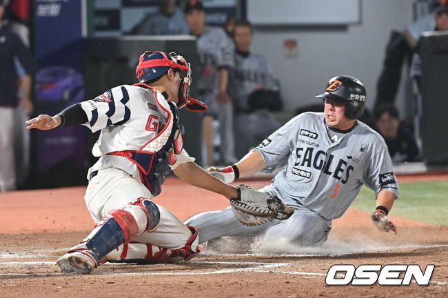 [OSEN=부산, 이석우 기자] 8회초 1사 1,3루 한화 노시환의 우익수 희생플라이때 3루 주자 안치홍이 홈으로 슬라이딩하며 득점을 올리고 있다. 2025.06.18 / foto0307@osen.co.kr