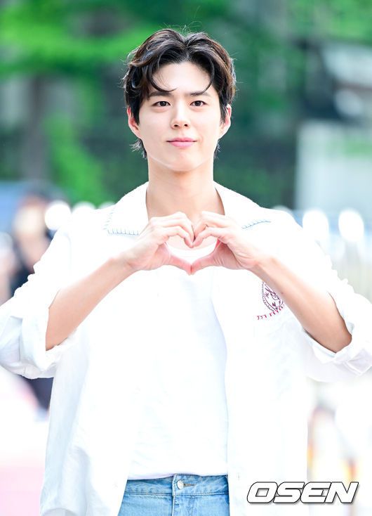 [OSEN=최규한 기자] 17일 오후 서울 여의도 KBS 신관에서 KBS 2TV '더 시즌즈 - 박보검의 칸타빌레' 녹화가 진행됐다.박보검은 드라마 ‘굿보이’와 심야 음악 프로그램 ‘더 시즌즈-박보검의 칸타빌레’ MC로 활약하며 활발한 활동을 이어가고 있다.배우 박보검이 방송국으로 향하며 인사하고 있다. 2025.06.17 / dreamer@osen.co.kr