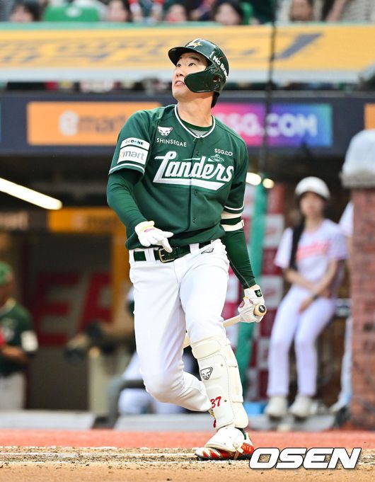[OSEN=인천, 박준형 기자] 21일 오후 인천 SSG랜더스필드에서 ‘2025 신한 SOL BANK KBO리그’ SSG 랜더스와 KIA 타이거즈의 경기가 진행됐다.이날 SSG는 김광현을, KIA는 양현종을 선발투수로 내세웠다.6회말 SSG 선두타자 오태곤이 솔로홈런을 날리고 있다. 2025.06.21 / soul1014@osen.co.kr