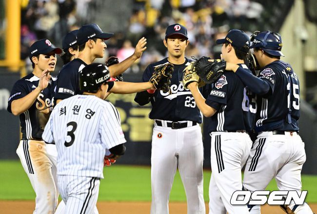 [OSEN=잠실, 지형준 기자] 프로야구 두산 베어스가LG 트윈스에 재역전 승리를 거뒀다.두산은21일 서울 잠실구장에서 열린 2025 KBO리그 LG와 경기에서 6-5로 승리했다.케이브가 2타점을 기록했고, 오명진이 결승타를 때렸다.경기를 마치고 두산 선수들이 승리를 기뻐하고 있다. 2025.06.21 /jpnews@osen.co.kr
