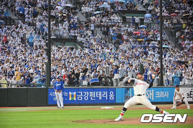 [OSEN=부산, 이석우 기자] 20일 부산 사직야구장에서 2025 신한 SOL 뱅크 KBO 리그 롯데 자이언츠와 삼성 라이온즈의 경기가 열렸다. 홈팀 롯데는 감보아가, 방문팀 삼성은 김대호가 선발 출전했다.비가 내리기 시작했지만 팬들이 자리를 지키며 경기를 관람하고 있다. 2025.06.20 / foto0307@osen.co.kr