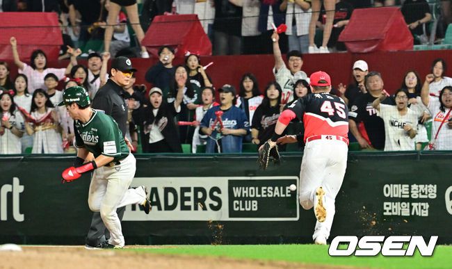 [OSEN=인천, 박준형 기자] 21일 오후 인천 SSG랜더스필드에서 ‘2025 신한 SOL BANK KBO리그’ SSG 랜더스와 KIA 타이거즈의 경기가 진행됐다.이날 SSG는 김광현을, KIA는 양현종을 선발투수로 내세웠다.연장11회말 무사 1루 SSG 오태곤의 타석때 1루 주자 최지훈이 송구실책을 틈타 2루로 질주하고 있다  2025.06.21 / soul1014@osen.co.kr