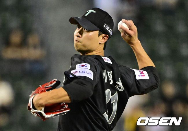 [OSEN=잠실, 조은정 기자]18일 오후 서울 잠실구장에서 ‘2025 신한 SOL BANK KBO리그’ LG 트윈스와 NC 다이노스의 경기가 열렸다.이날 LG는 치리노스를, NC는 김녹원을 선발투수로 내세웠다.7회초 LG 이정용이 역투하고 있다. 2025.06.18 /cej@osen.co.kr