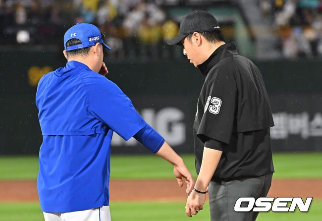 [OSEN=부산, 이석우 기자] 20일 부산 사직야구장에서 2025 신한 SOL 뱅크 KBO 리그 롯데 자이언츠와 삼성 라이온즈의 경기가 열렸다. 홈팀 롯데는 감보아가, 방문팀 삼성은 김대호가 선발 출전했다.삼성 라이온즈 박진만 감독이 8회말 2사 롯데 자이언츠 한태양 타석때 강민호가 1루심과 신경전을 벌이자 얘기를 하고 있다. 2025.06.20 / foto0307@osen.co.kr