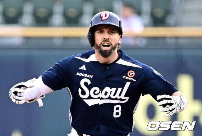 [OSEN=잠실, 지형준 기자] 21일 오후 서울 잠실구장에서 ‘2025 신한 SOL Bank KBO리그’ LG 트윈스와 두산 베어스의 경기가 열렸다.LG는 에르난데스, 두산은 곽빈이 선발로 나섰다.4회초 1사 1,2루에서 두산 케이브가 2타점 좌중간 적시 2루타를 날리며 세리머니를 하고 있다. 2025.06.21 /jpnews@osen.co.kr