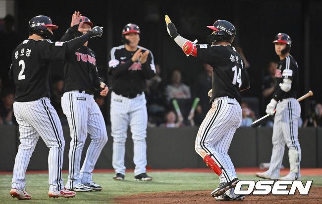 [OSEN=부산, 이석우 기자] 20일 부산 사직야구장에서 2025 신한 SOL 뱅크 KBO 리그 롯데 자이언츠와 LG 트윈스의 경기가 열렸다. 홈팀 롯데는 윤성빈, 방문팀 LG는 송승기가 선발 출전했다.LG 트윈스 송찬의가 2회초 무사 만루 좌월 만루 홈런을 치고 하이파이브를 하고 있다. 2025.05.20 / foto0307@osen.co.kr
