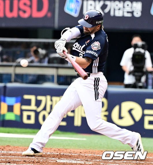 [OSEN=잠실, 지형준 기자] 21일 오후 서울 잠실구장에서 ‘2025 신한 SOL Bank KBO리그’ LG 트윈스와 두산 베어스의 경기가 열렸다.LG는 에르난데스, 두산은 곽빈이 선발로 나섰다.4회초 1사 1,2루에서 두산 케이브가 2타점 좌중간 적시 2루타를 날리고 있다. 2025.06.21 /jpnews@osen.co.kr