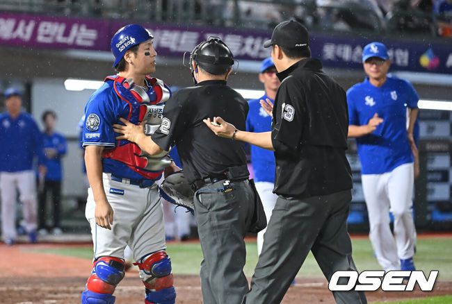 [OSEN=부산, 이석우 기자] 20일 부산 사직야구장에서 2025 신한 SOL 뱅크 KBO 리그 롯데 자이언츠와 삼성 라이온즈의 경기가 열렸다. 홈팀 롯데는 감보아가, 방문팀 삼성은 김대호가 선발 출전했다.삼성 라이온즈 강민호가 8회말 2사 롯데 자이언츠 한태양 타석때 1루심과 신경전을 벌이고 있다. 2025.06.20 / foto0307@osen.co.kr