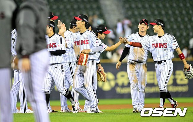 [OSEN=잠실, 최규한 기자] 프로야구LG 트윈스가 파죽의 6연승을 달리며 단독 1위를 지켰다.키움 히어로즈는 6연패에 빠졌다.LG는15일 서울 잠실구장에서 열린 2025 KBO리그 키움과 경기에서 6-2로 승리했다. 오지환이 선제 결승 투런포를 터뜨렸고, 박동원은 8회 쐐기 솔로 홈런을 쏘아올렸다. LG 선발투수 임찬규는 7이닝 동안 4피안타 1볼넷 1사구 6탈삼진 1실점으로 호투했다. 시즌 7승째를 거두며 다승 공동 2위가 됐다.경기를 마치고 승리한 LG 선수들이 하이파이브를 나누고 있다. 2025.05.15 / dreamer@osen.co.kr