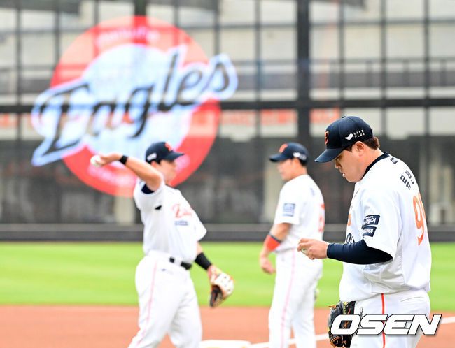 [OSEN=대전, 김성락 기자] 경기 시작에 앞서 한화 류현진이 투구를 준비하고 있다. 2025.06.05 / ksl0919@osen.co.kr