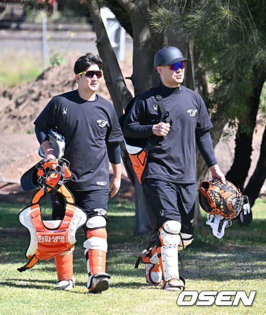 [OSEN=멜버른(호주), 박준형 기자] 한화 최재훈과 이재원이 훈련을 마치고 이동하고 있다.  2024.02.03 / soul1014@osen.co.kr