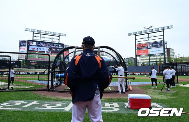 [OSEN=대전, 지형준 기자] 한화 김경문 감독이 훈련을 지켜보고 있다. 2025.06.13 /jpnews@osen.co.kr